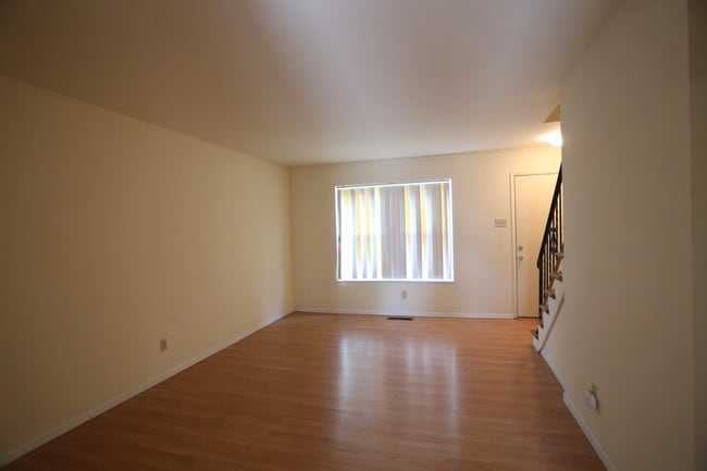 Chez Paree Apartments and Townhomes in Hazelwood, MO - Foto de edificio - Interior Photo