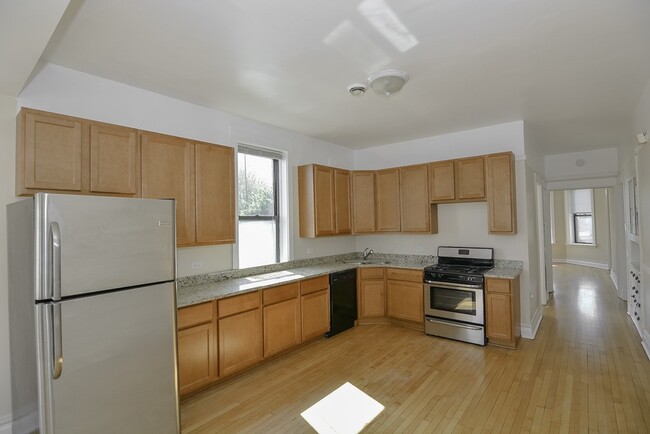 2230 W Iowa St, Unit M09H in Chicago, IL - Building Photo - Building Photo