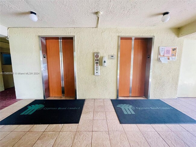 2309 S Cypress Bend Dr, Unit 113C NICE UNIT 1 BEDROOM in Pompano Beach, FL - Building Photo - Building Photo