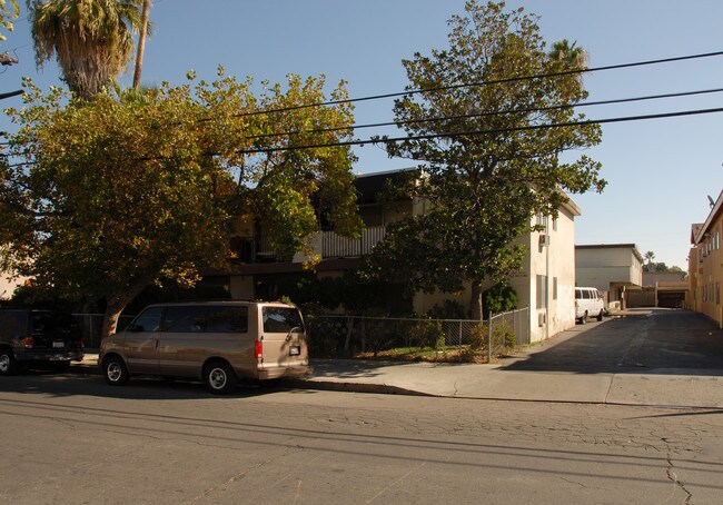 Darby Laman Apartments in Reseda, CA - Building Photo - Building Photo