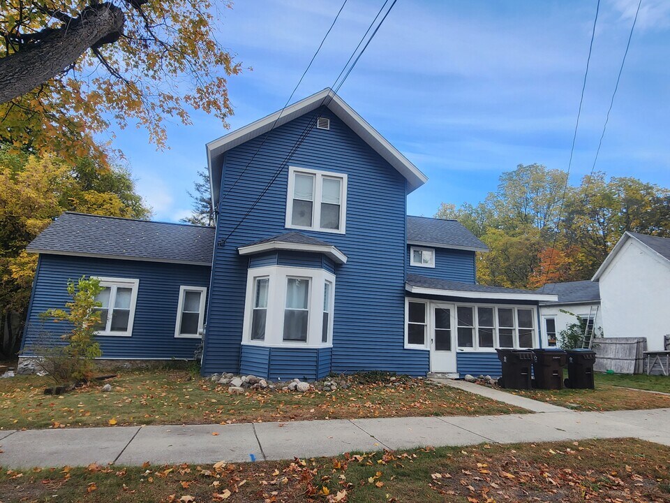 202 Sanborn Ave, Unit 2 in Big Rapids, MI - Foto de edificio
