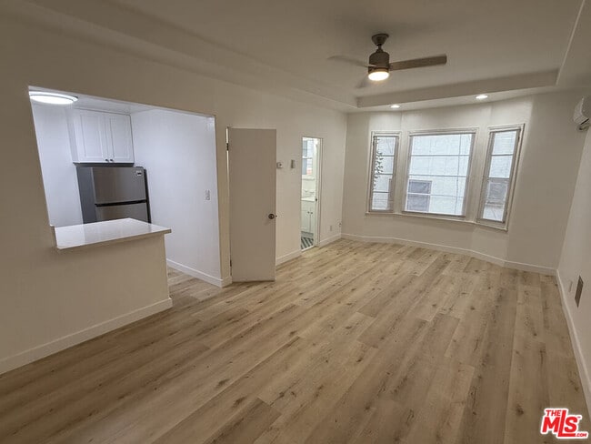 property at 821 S Wilton Pl