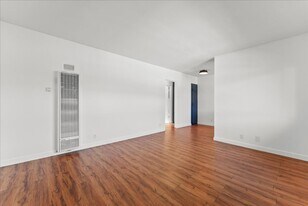 7733 Laurel Canyon Blvd in Los Angeles, CA - Building Photo