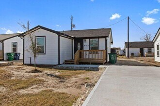 405 N Erskine St in Angleton, TX - Building Photo - Building Photo