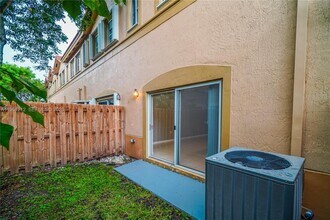 8526 NW 107th Passage in Doral, FL - Building Photo - Building Photo