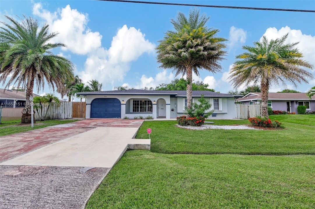 711 SE Floresta Dr in Port St. Lucie, FL - Building Photo