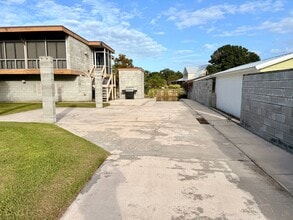 160 N Lakeview Dr, Unit #2 in Haines City, FL - Foto de edificio - Building Photo