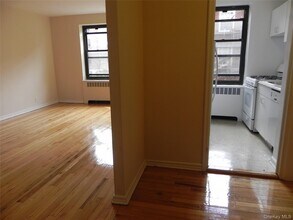 12 Welwyn Rd in Great Neck Plaza, NY - Building Photo - Building Photo