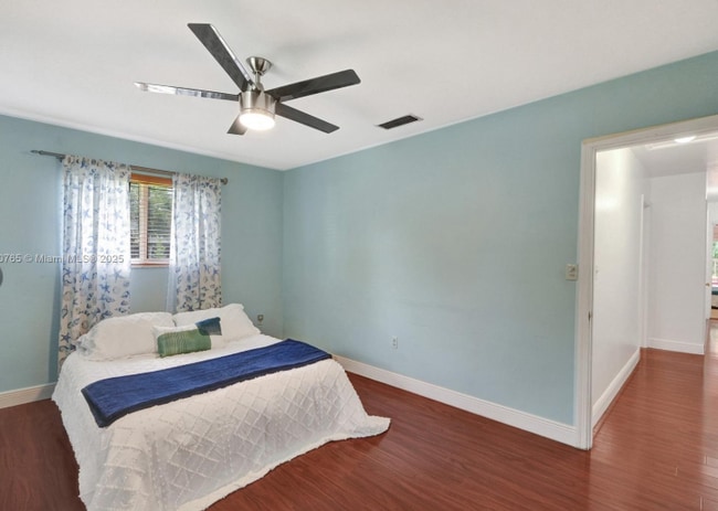 7360 SW 120th St in Pinecrest, FL - Foto de edificio - Building Photo