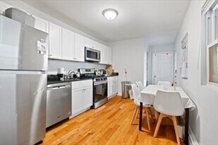 442 W 4th St, Unit 1 in Boston, MA - Building Photo