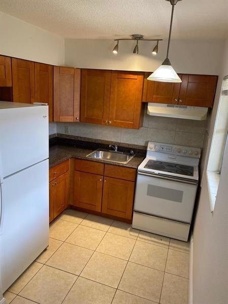 220 SW 8th St in Fort Lauderdale, FL - Building Photo