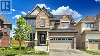 2592 Stallion Dr in Oshawa, ON - Building Photo