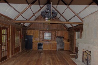 11850 McCrocklin Rd in Brenham, TX - Foto de edificio - Building Photo