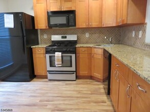 64 Albury Way in North Brunswick, NJ - Building Photo - Building Photo