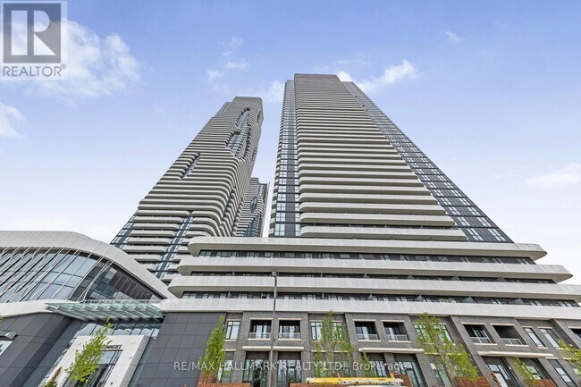 225 Commerce St in Vaughan, ON - Building Photo - Building Photo