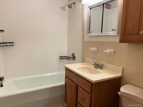 6 Glen Hollow Dr in Holtsville, NY - Building Photo - Building Photo