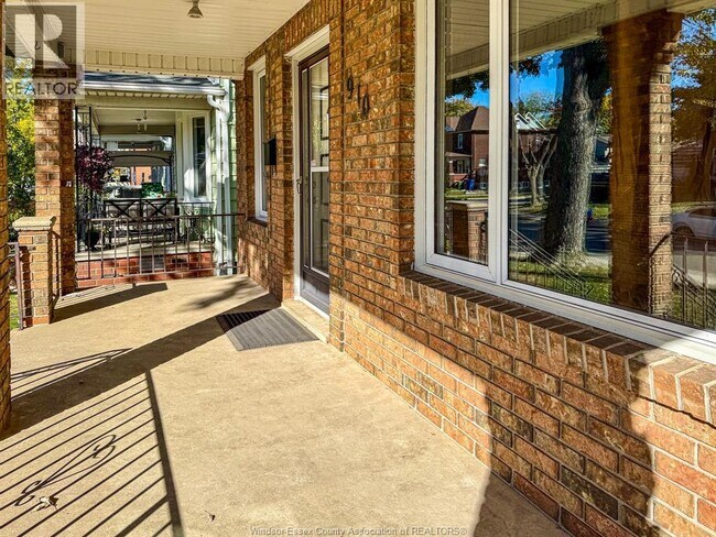 910 Moy Ave in Windsor, ON - Building Photo - Building Photo