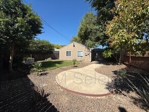 5021 73rd St in Sacramento, CA - Foto de edificio - Building Photo