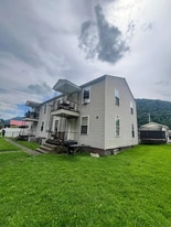 318 Maple St in Smithers, WV - Building Photo