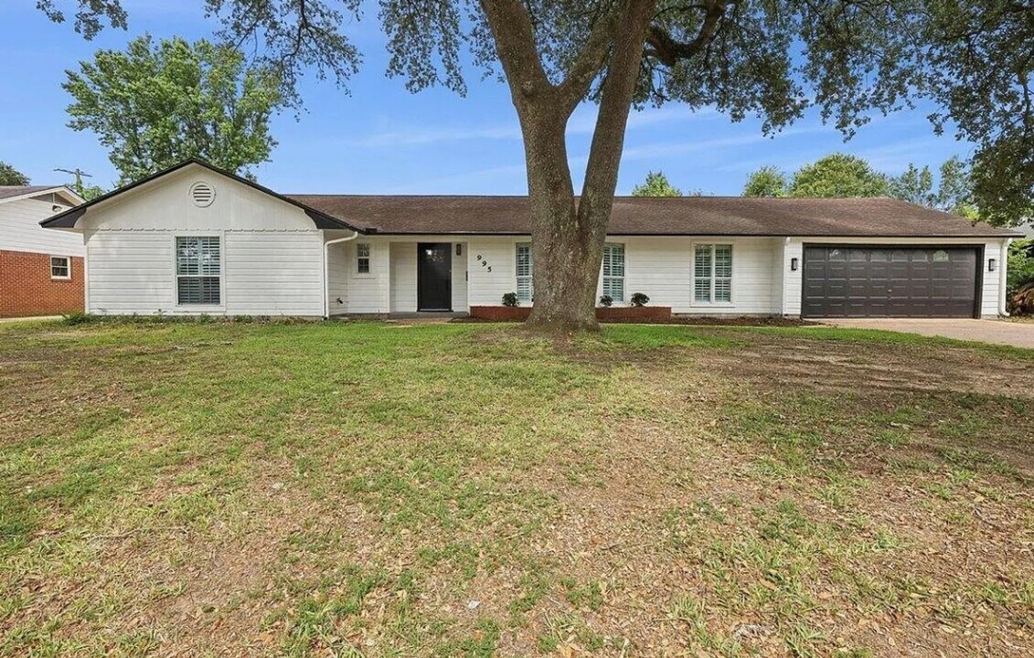 995 N 23rd St in Beaumont, TX - Building Photo