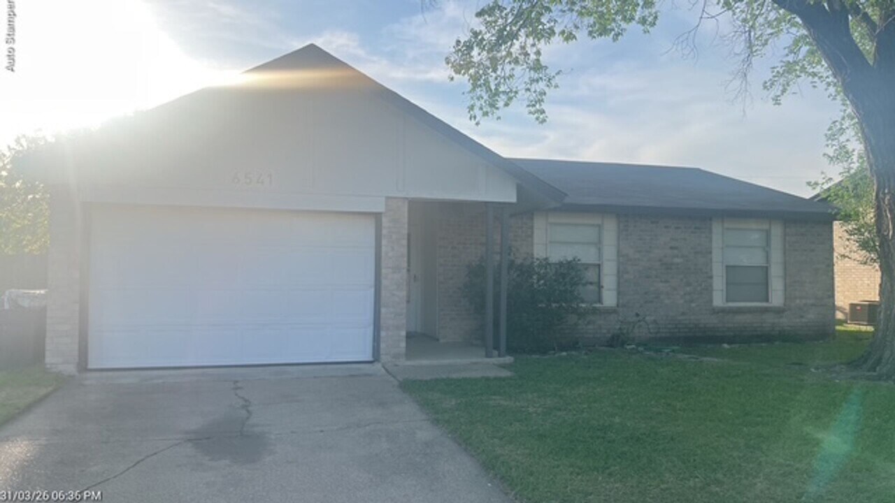 6541 Wakefield Rd in North Richland Hills, TX - Building Photo