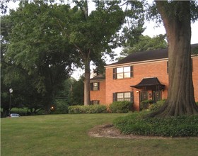 Roswell Court Condos in Atlanta, GA - Foto de edificio - Building Photo