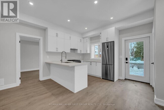 417 Athol St in Whitby, ON - Building Photo - Building Photo