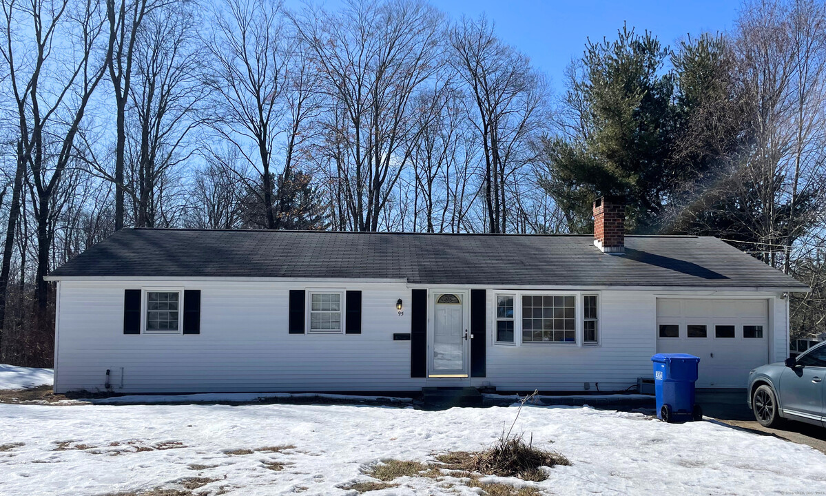 95 Colony Dr in Winchester, CT - Building Photo