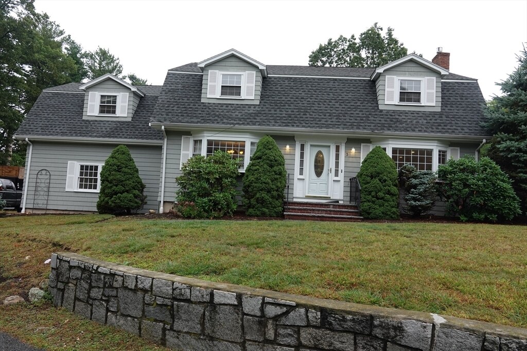 3 Shamrock Dr in Burlington, MA - Building Photo