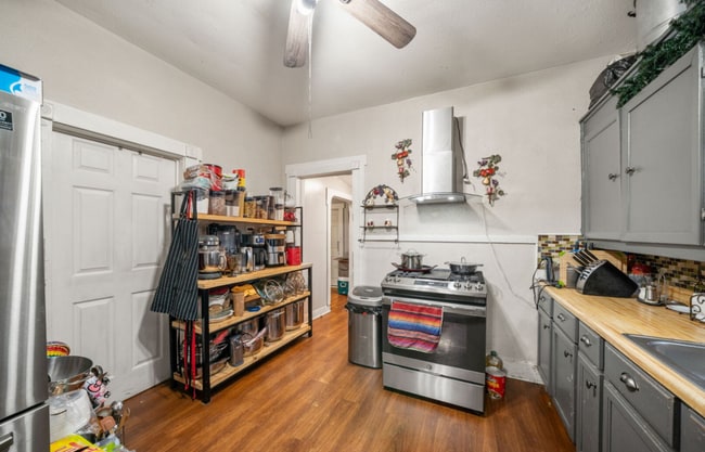 2332 E Houston St in San Antonio, TX - Building Photo - Building Photo