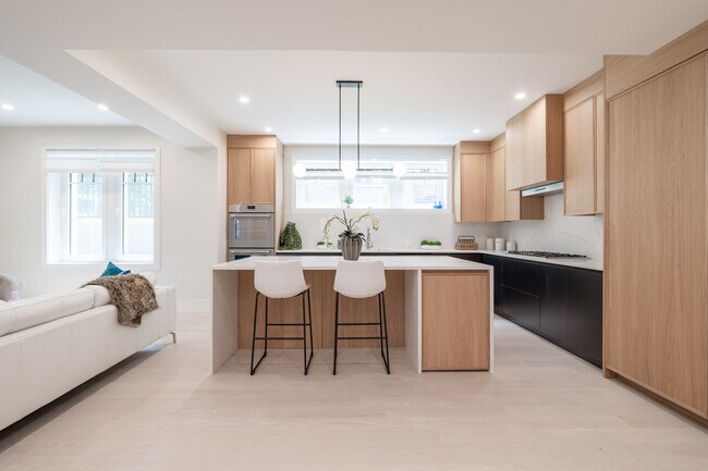 116 Columbia St in Brookline, MA - Building Photo - Interior Photo