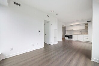 8 Wellesley St W in Toronto, ON - Building Photo - Building Photo