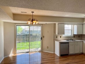 2984 W Knob Hill St in Springfield, MO - Building Photo - Building Photo