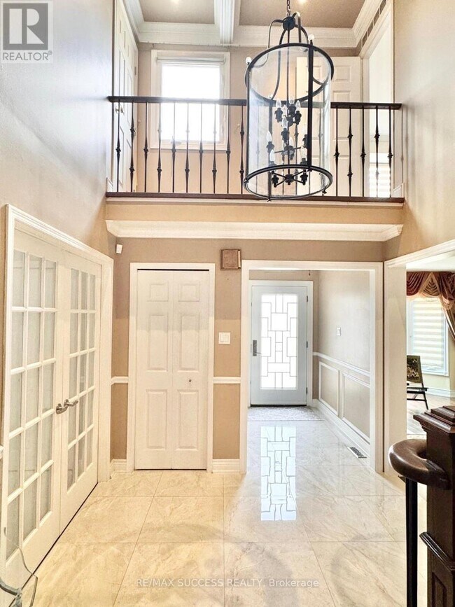 5715 Riverdale Crescent in Mississauga, ON - Building Photo - Building Photo