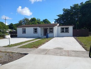 560 NW 188th St in Miami, FL - Building Photo - Building Photo