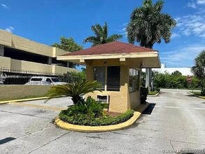 17890 W Dixie Hwy in North Miami Beach, FL - Building Photo - Building Photo