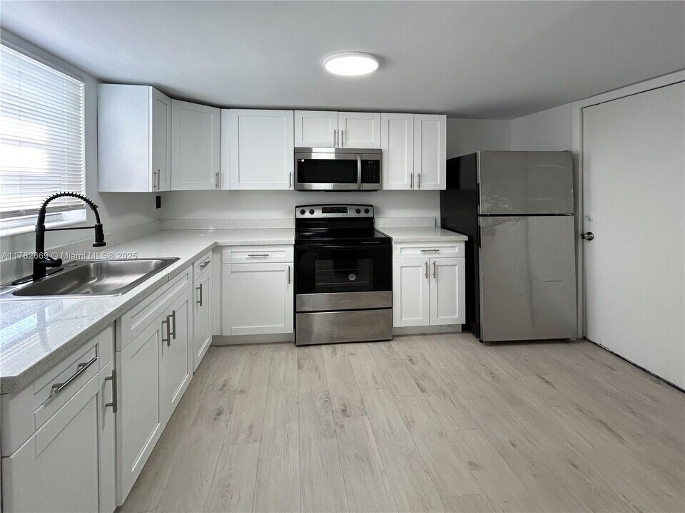 12215 W Dixie Hwy in North Miami, FL - Building Photo