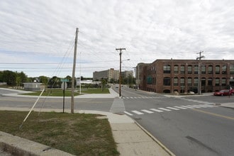 41 Washington St in Sanford, ME - Foto de edificio - Building Photo