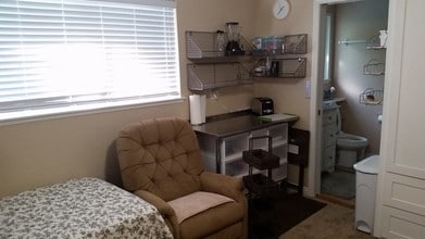 19391 Newhaven Ln, Unit GuestStudio in Huntington Beach, CA - Building Photo - Building Photo