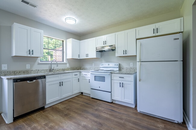 236 Landon Ct NE in Calhoun, GA - Building Photo - Building Photo