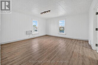 242 Mary St in Niagara-On-The-Lake, ON - Foto de edificio - Building Photo