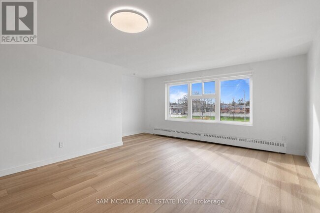 1018 Burnhamthorpe Rd E in Mississauga, ON - Building Photo - Building Photo