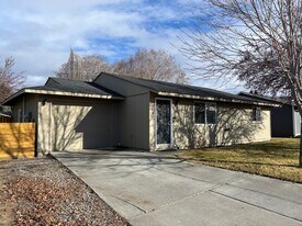 1646 SW 34th St in Redmond, OR - Building Photo