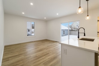 2 Elmwood St in Amesbury, MA - Foto de edificio - Building Photo