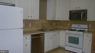 107 Windsor Pond Rd in West Windsor Township, NJ - Building Photo - Building Photo