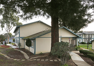 Clifford Manor in Watsonville, CA - Foto de edificio - Building Photo