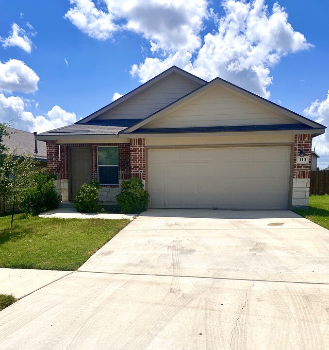 113 Bunkers Hl Rd in Floresville, TX - Building Photo