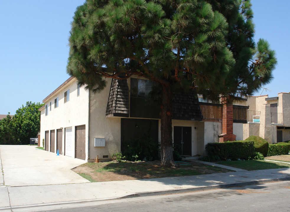 16451 Waterway Cir in Huntington Beach, CA - Building Photo