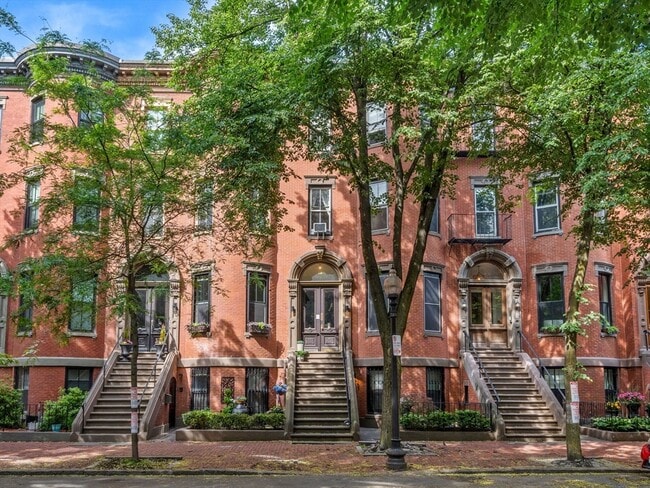 property at 19 Greenwich Pk