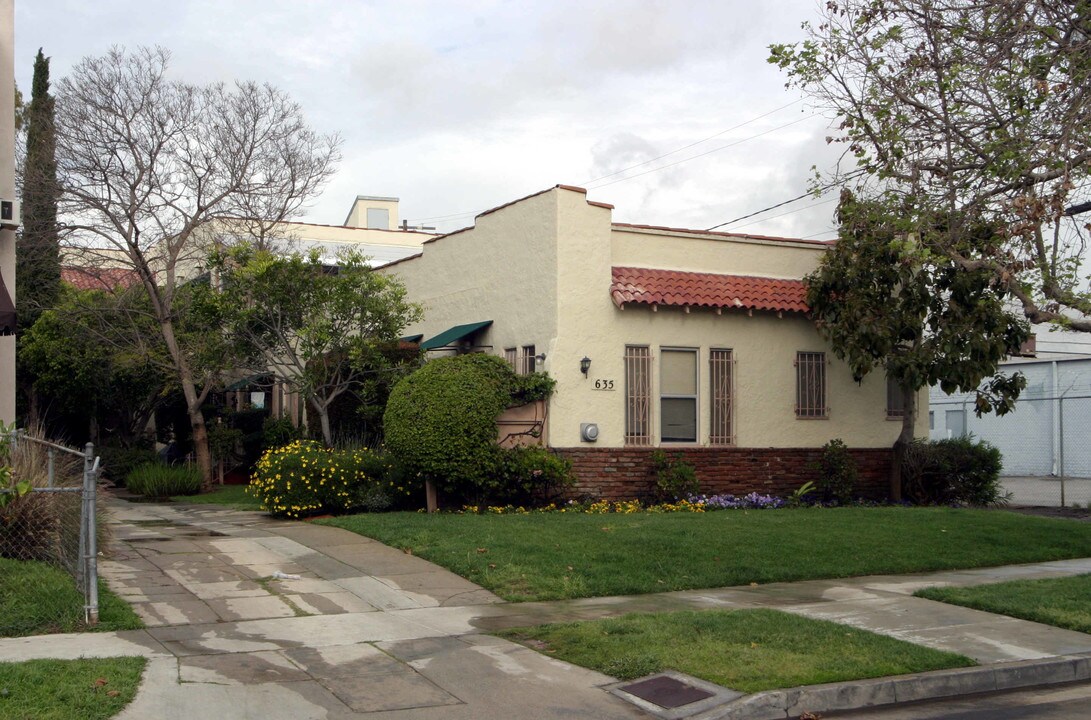 635 N Orange Dr in Los Angeles, CA - Building Photo